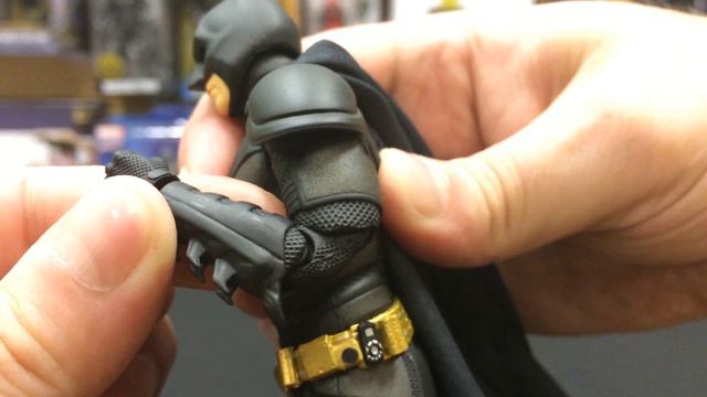 Обзор фигурки Бэтмена — The Dark Knight Rises MAF EX Batman 3.0 Figure Review