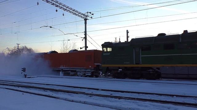 "Рождественская снегоборьба". ТЭМ18ДМ-571, 2ТЭ116-1255 и ПОМ-1М "Ветерок" на уборке территории смотреть онлайн