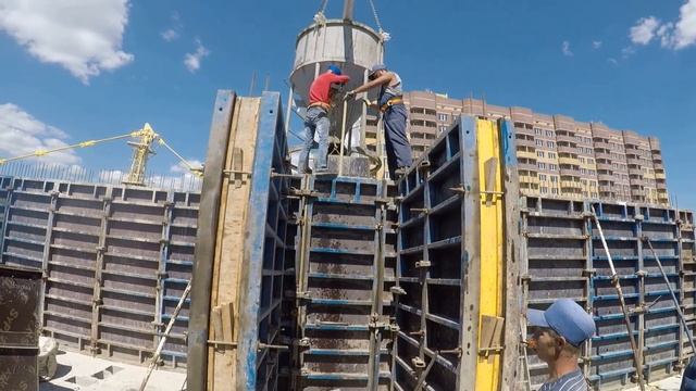 Заливка бетона в опалубку с помощью бадьи для бетона Zitrek БНу-0,1 смотреть онлайн