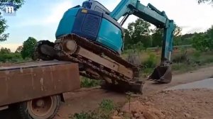 Гениальная погрузка экскаватора в кузов грузовика