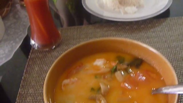 КАФЕ В РАЙОНЕ ОТЕЛЯ ВЕЛКОМ ДЖОМТЬЕН ПОДРУГА ПЕРВЫЙ РАЗ ПРОБУЕТ СУП ТОМ ЯМ смотреть онлайн