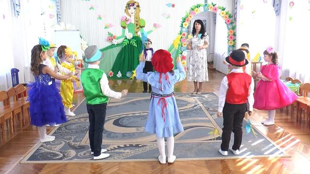 Святковий вхід дітей на свято Весни "Весна- красна" з паперовими пташечками (старший дошкільний вік смотреть онлайн