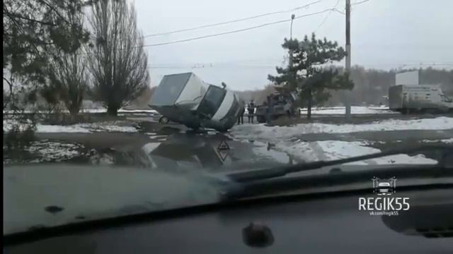 Постановка опрокинутой ГАЗели на колеса, Омск смотреть онлайн