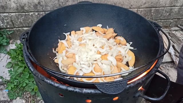 Грузинская кухня. Оджахури в казане. Или просто жареная картошка с мясом. смотреть онлайн