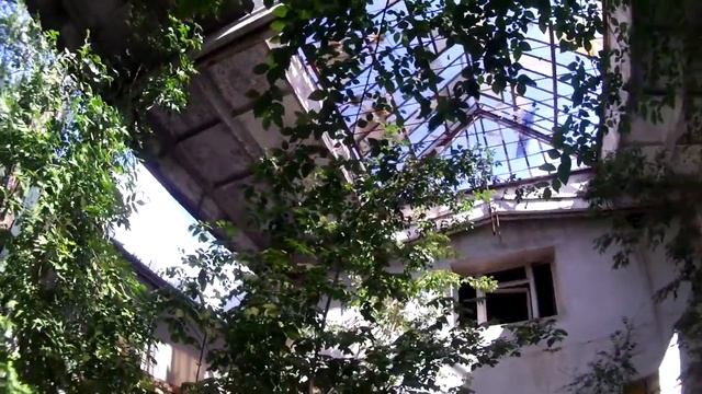 Интересное здание времен СССР со стеклянной крышей смотреть онлайн