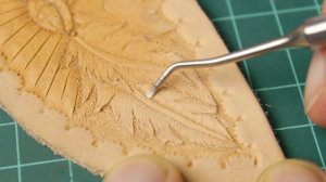 Ножны из кожи с тиснением