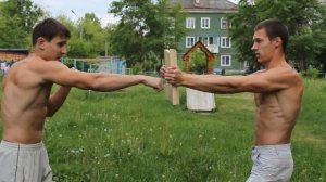 Сломал доску ударом руки