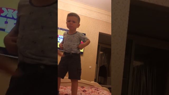 Маленький мальчик не умеет проигрывать смотреть онлайн