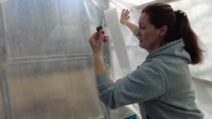 ГОТОВИМ ТЕПЛИЦУ К ПРИЕМУ ПЕРВОЙ РАССАДЫ- утеплляем стенки спанбондом.