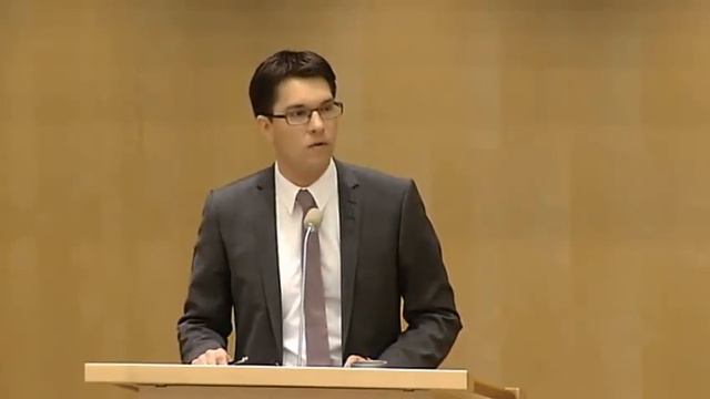 Jimmie Åkessons (SD) debut i talarstolen i riksdagen och debatt mot de andra partiledarna. del 1 смотреть онлайн