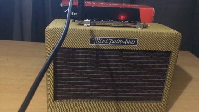 Fender Mini57 Twin-amp смотреть онлайн