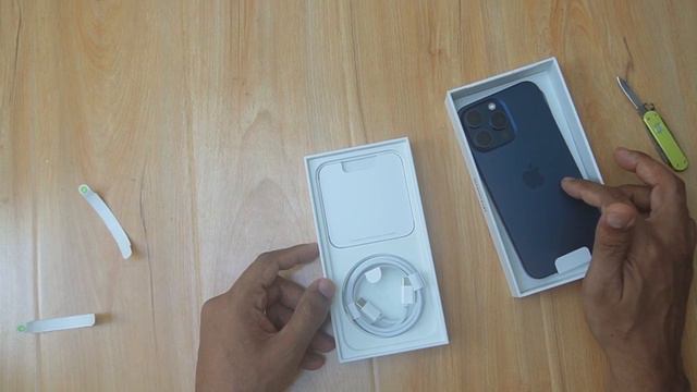 IPhone 15 Pro Max Titanium Blue unboxing with eSIM and Physical SIM смотреть онлайн