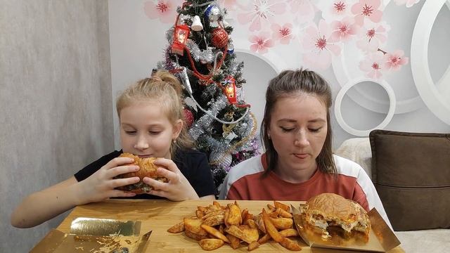 МУКБАНГ БУРГЕРЫ ? ? и картофель по деревенски с Дашулькой | MUKBANG BURGER #burger #mukbang