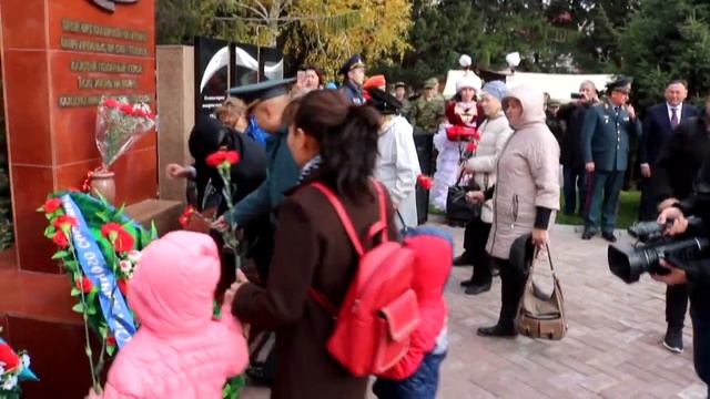 В Усть-Каменогорске состоялось открытие памятника погибшим при исполнении служебного долга смотреть онлайн