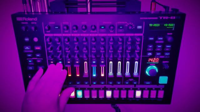 Roland TR8S Techno Jam смотреть онлайн