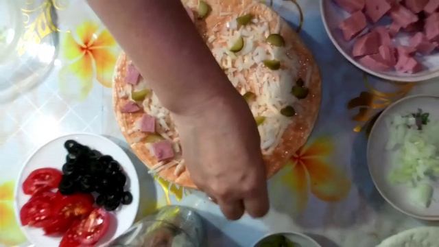 Ленивая пицца в микроволновке, быстро и просто смотреть онлайн