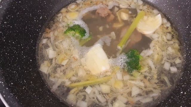 ЗЕЛЁНЫЙ БОРЩ ?? ИЗ РЕВЕНЯ, БЕЗ ЩАВЕЛЯ. Суп с ревенем, рисом и яйцом??/Soupé Bortsch ? à la Rhubarbe смотреть онлайн