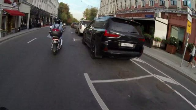 встретил в центре трехколесный электроскутер смотреть онлайн