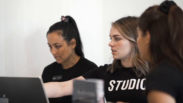 Coolum Beach Studio Opening смотреть онлайн