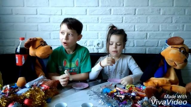 Новогодний челенж "Съешь много конфет и не запей" смотреть онлайн