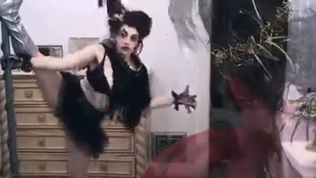 Девушка очень красиво и талантливо поет пародии и танцует The girl is very beautiful and talented смотреть онлайн