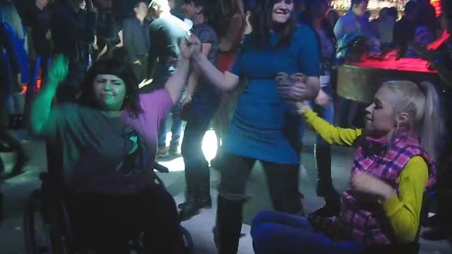 Мы с друзьями в ночном клубе "Дарни" смотреть онлайн