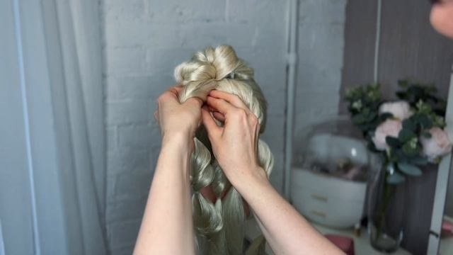 ШИКАРНЫЙ ВЫСОКИЙ ПУЧОК НА ДЛИННЫЕ ВОЛОСЫ! УРОКИ КРАСИВЫХ ПРИЧЕСОК / Perfect high bun tutorial ?? смотреть онлайн