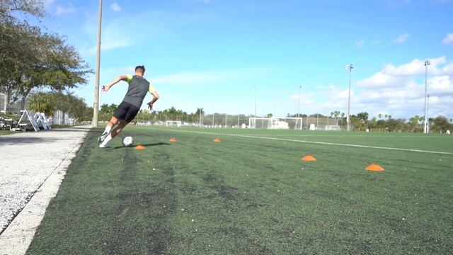 Improve Your Dribbling Speed and Control | 3 Simple Dribbling Training Drills For Footballers смотреть онлайн