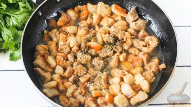 Старопольский смалец - закуска с маринованными огурчиками, квашеной капустой или солеными грибами. смотреть онлайн