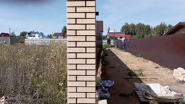 колонна .кирпич "слоновая кость",коричневый шов. смотреть онлайн