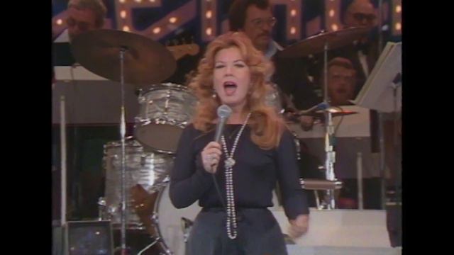 Vikki Carr - Puttin' Myself In Your Hands | 1976 | MDA Telethon смотреть онлайн