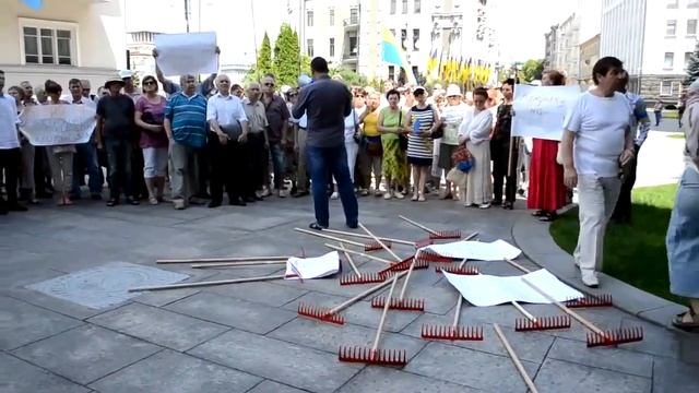 Порошенку на Банковую принесли грабли смотреть онлайн