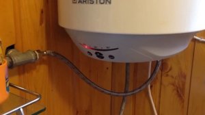 Самотечный бюджетный дачный душ с горячей водой