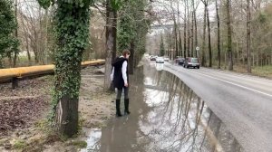 Обливает водой проезжающий авто!