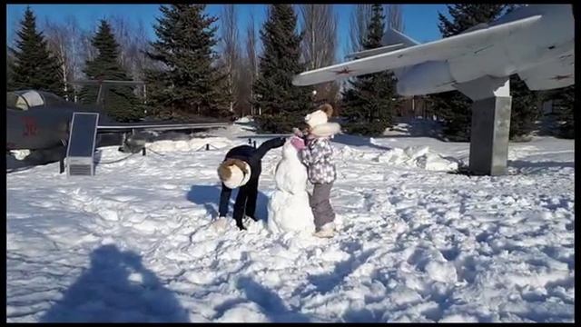 Лепим снеговика, веселимся и танцуем смотреть онлайн