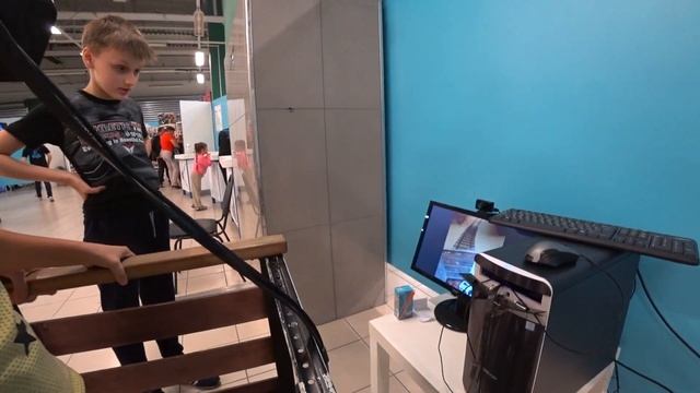 Крутые Игрушки Роботы В Парке Костюм Бамблби смотреть онлайн