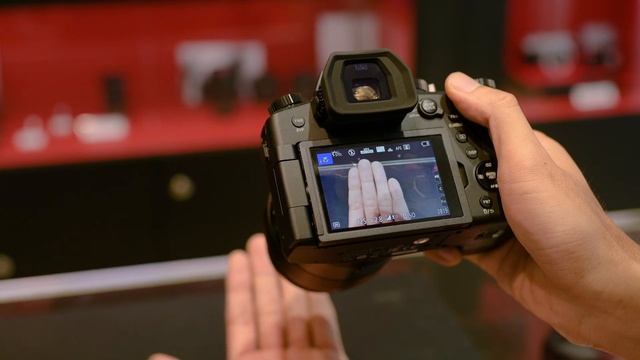 Trên tay máy ảnh compact Leica V-Lux 5: tiêu cự ngon, thiết kế chắc chắn, giá hợp lý смотреть онлайн