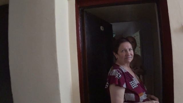 Кто с топором, кто с улыбкой, как жители встречают муниципального депутата. Часть 1 смотреть онлайн