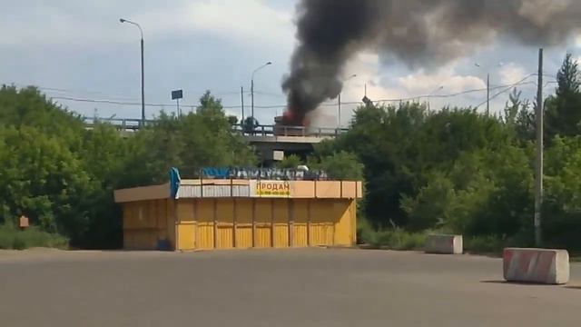 Горит автокран на Шинном мосту в Красноярске смотреть онлайн