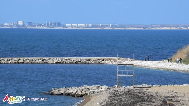 Анапа. Погода 25.03.2018 Море, пляж Малая бухта. Солнечно, тепло, люди купаются смотреть онлайн