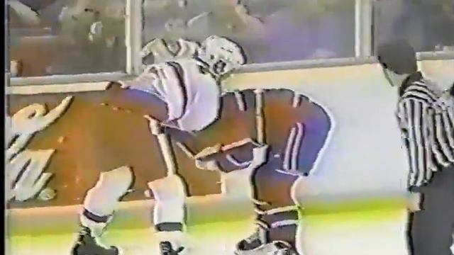 Bob Probert vs Chris Nilan смотреть онлайн