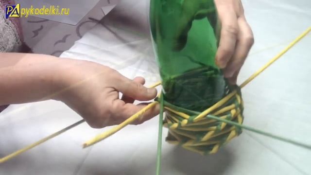 Двухцветное спиральное плетение из газет / Two-color spiral weave from newspapers смотреть онлайн