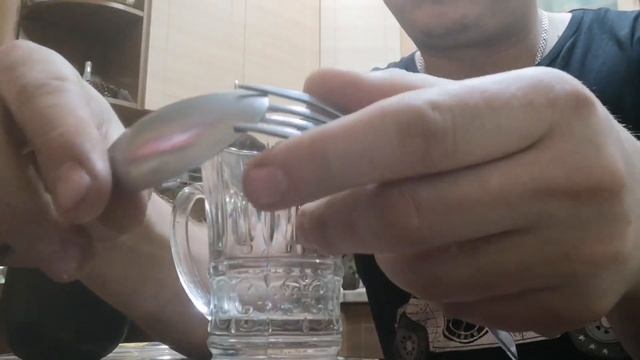Фокус. Балансировка ложки и вилки на спичке на краю бокала.