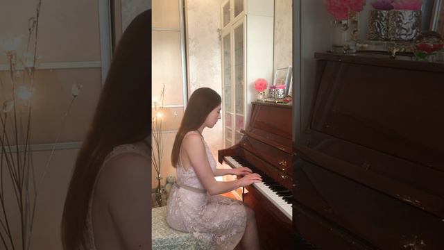 Девушка красиво играет на фортепиано. смотреть онлайн