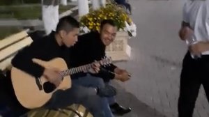 Казах красиво поет под гитару!