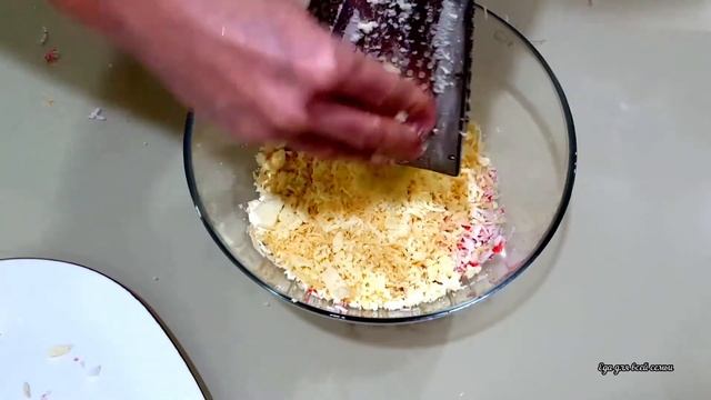 Новогодний салат Шапочка Снегурочки. Гости будут в восторге. Оригинальное украшение праздника смотреть онлайн