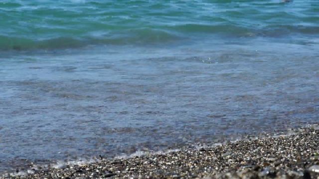 Крупный план галечного пляжа в летний полдень. Морской фон для медитации и созерцания природы смотреть онлайн