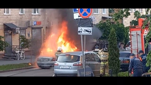 В ПЕТРОЗАВОДСКЕ НА СВЕРДЛОВА ГОРЕЛА МАШИНА. смотреть онлайн