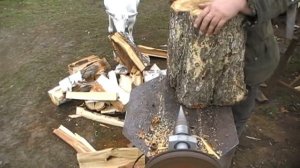 Дровокол с двигателем от стиральной машинки  своими руками. Испытание.