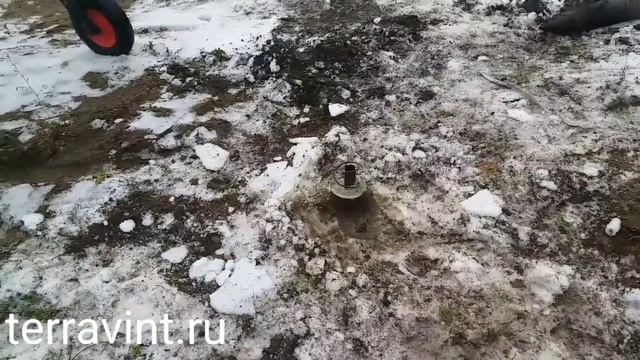 Закручиваем бетонную сваю сваекрутом и вручную смотреть онлайн